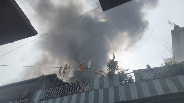 बिर्तामोडमा फर्निचर उद्योगबाट आगलागी, पाँच घरमा क्षति