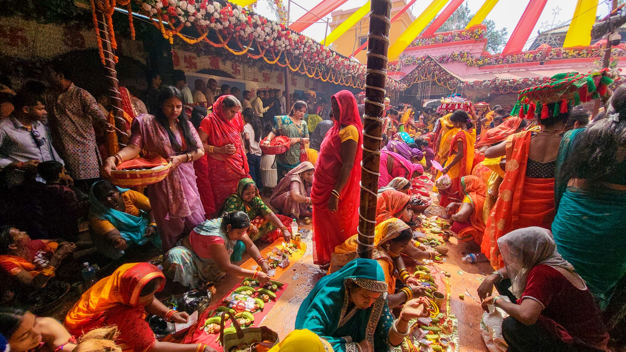 राजदेवी मन्दिरमा भक्तजनको भीड : साँझ ८ बजेदेखि बलि प्रदान गरिने